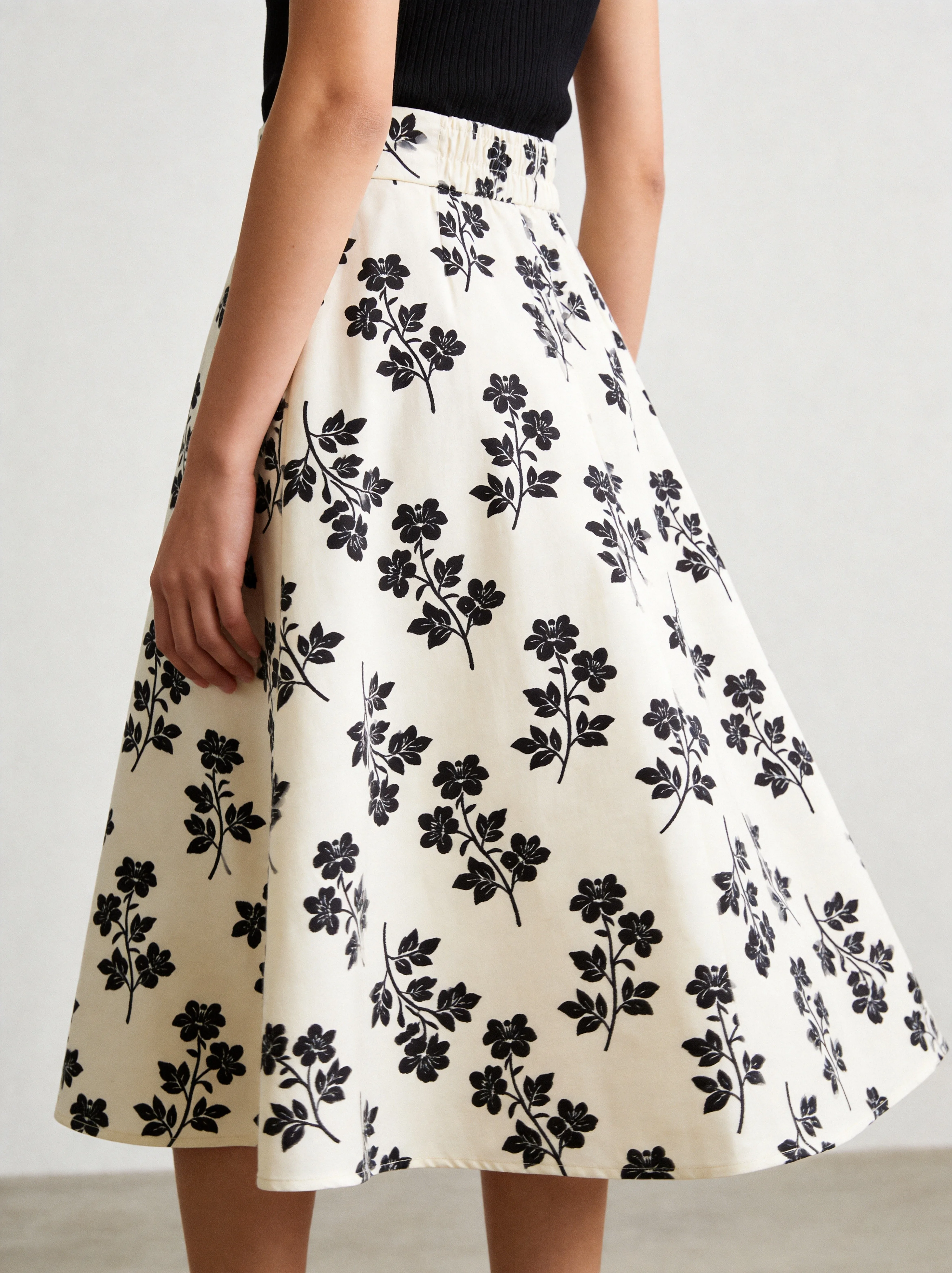8135 print A-line skirt on model
