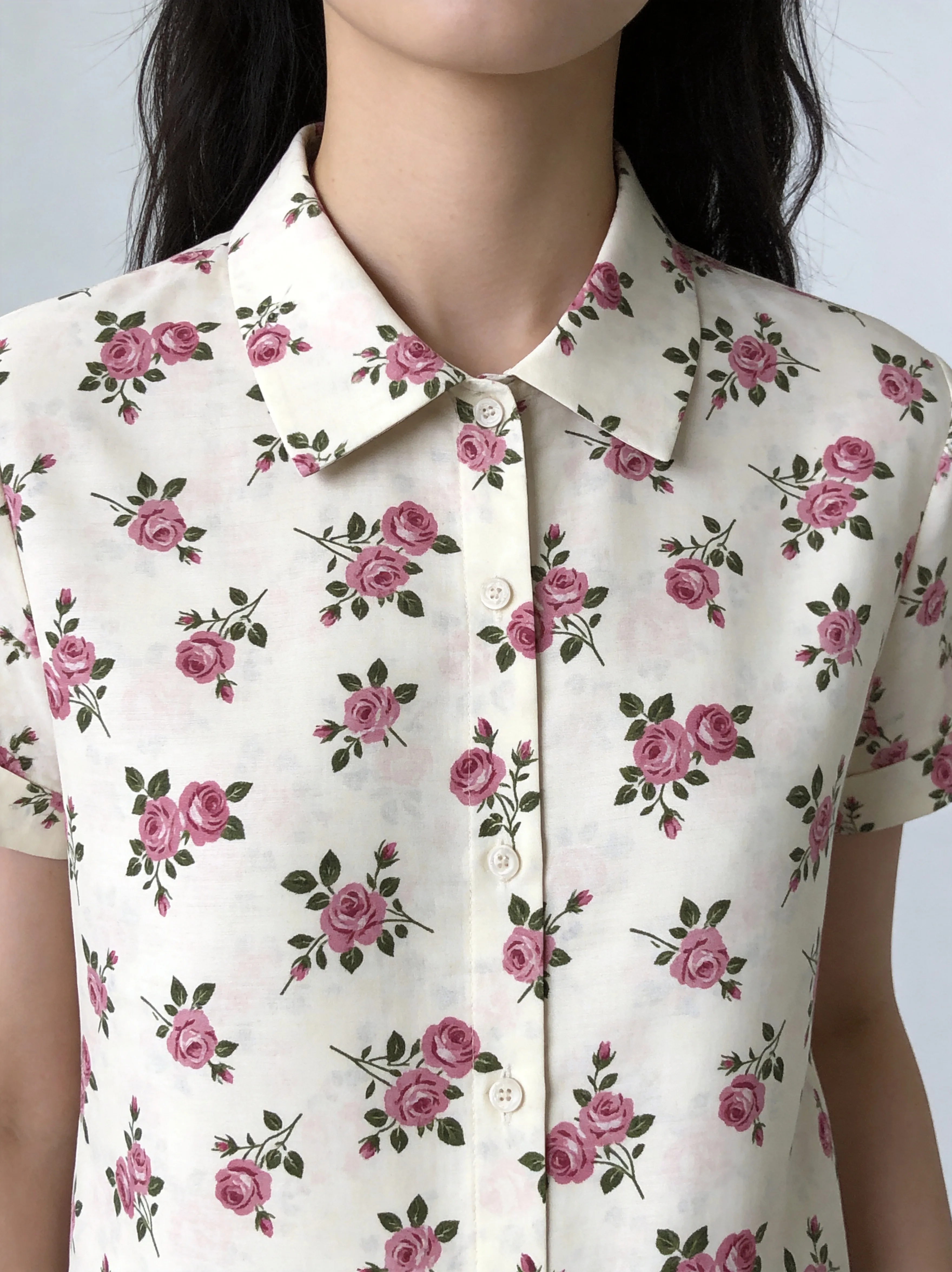 M4011 print blouse on model
