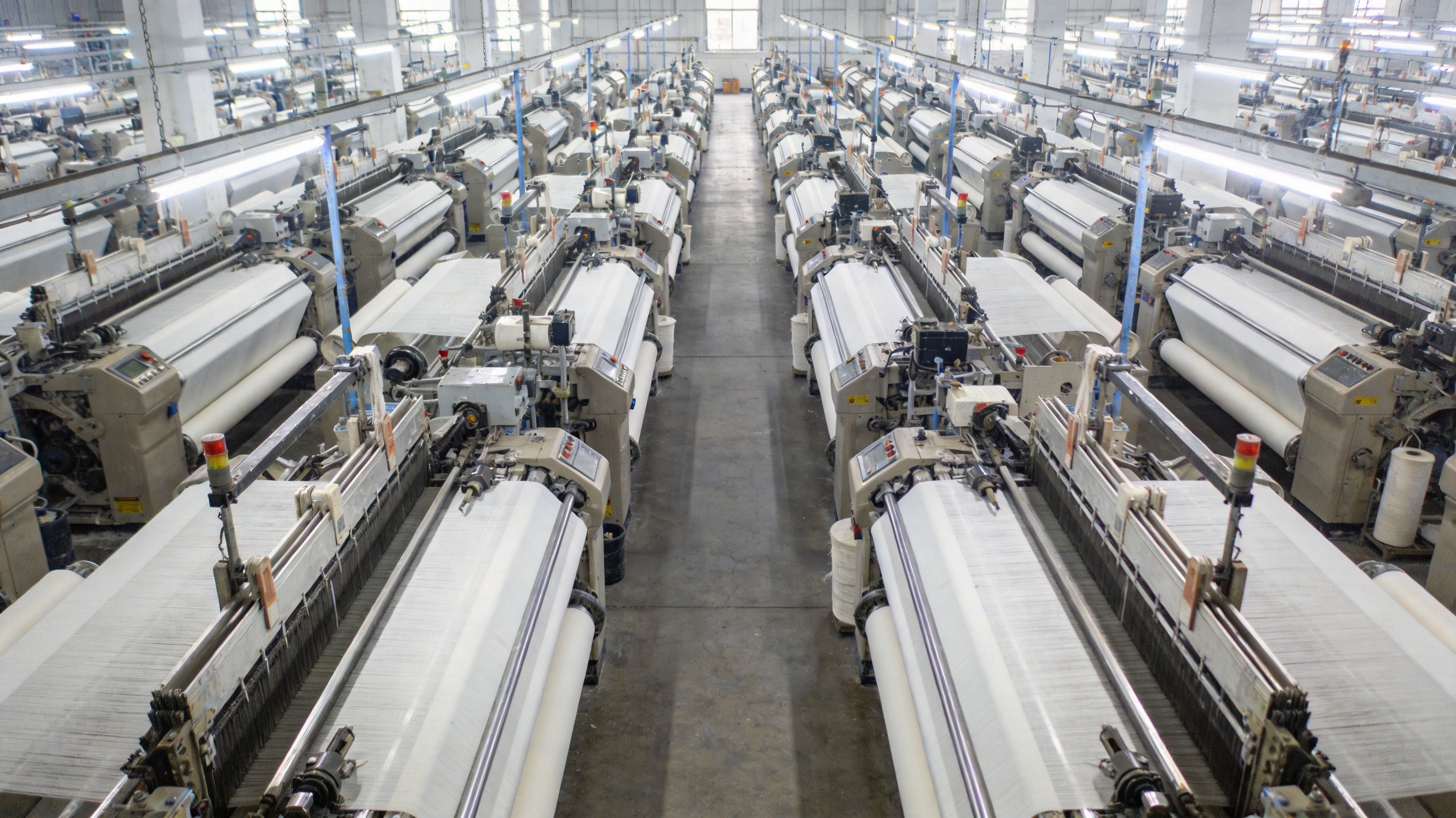 Piso de fábrica textil de Keqiao con máquinas de acolchado en producción