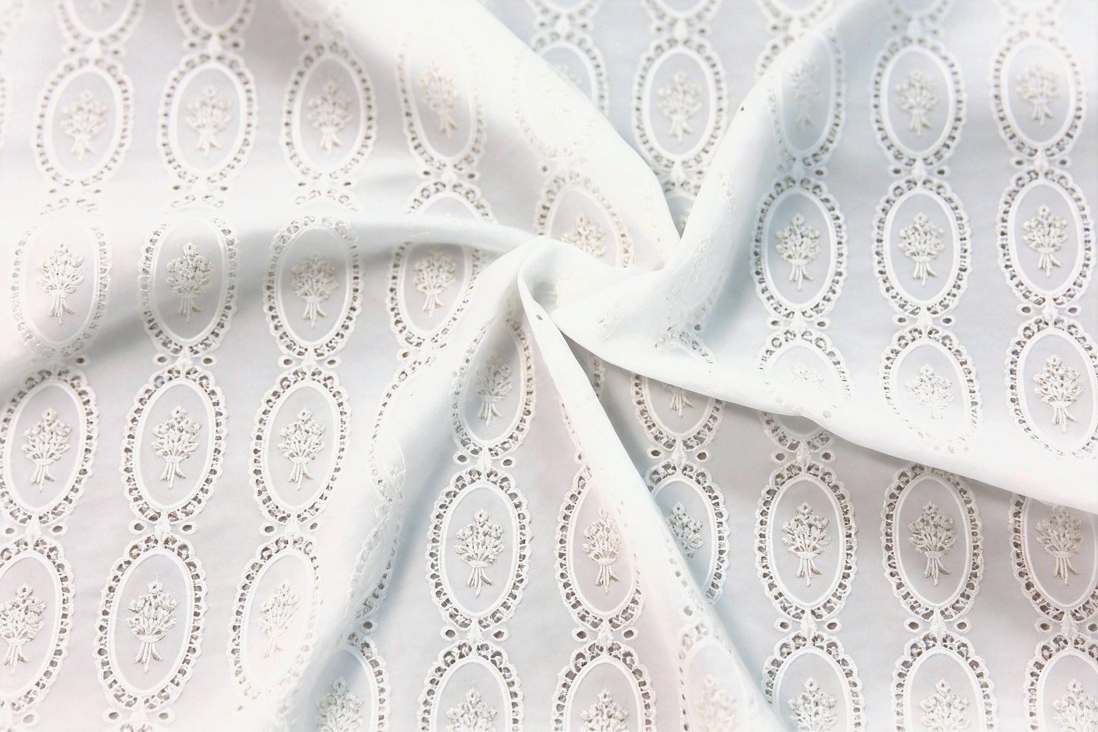 E-03 Oval Wreath eyelet embroidery thumbnail